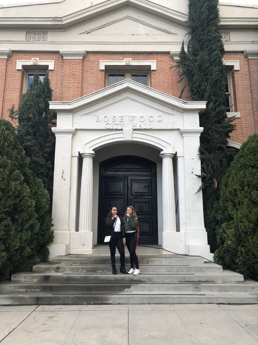 dearcoletv's tweet image. In celebration of #10YearsOfPLL, here’s me &amp;amp; my pal when we visited Rosewood last year! Still one of my most favorite trips in my entire life 😌🤩 #PLLforever 🅰️