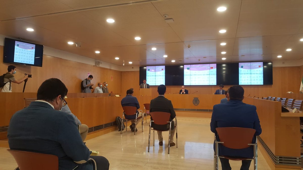 AytodeEstepa's tweet photo. #Desarrolloeconómico

Hoy, la Concejala de Turismo, Patrimonio y Cultura, Ascensión Castillo Fernández, ha acompañado a los responsables de las @BodegasBlanco a la entrega del V Premio a los mejores vinos y licores de la provincia, en @DIPUSEVI https://t.co/fnFAppA19H