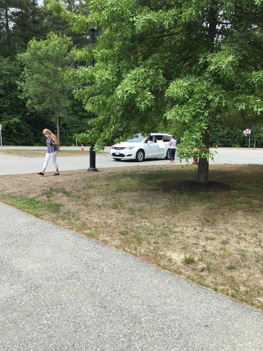 johnfryanschool's tweet photo. Thank you Ryan families and staff for working to return students’ belongings! #TewksburyTough https://t.co/AGkgNCwhNV