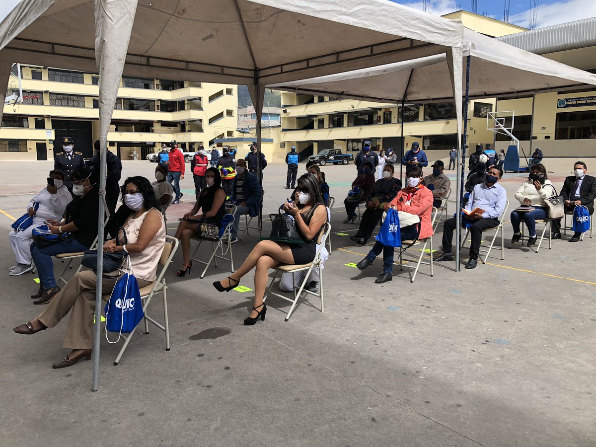Cesar_DiazA's tweet photo. Hoy llegamos a la parroquia de Chillogallo para socializar con la comunidad el plan #QuitoSaleSeguro, campaña que fomenta el correcto uso de la mascarilla, el constante lavado de manos y la adecuada distancia entre las personas. #DisciplinaParaVolver @LoroHomero @juanmaguirre1 https://t.co/WxkZ2qPe22