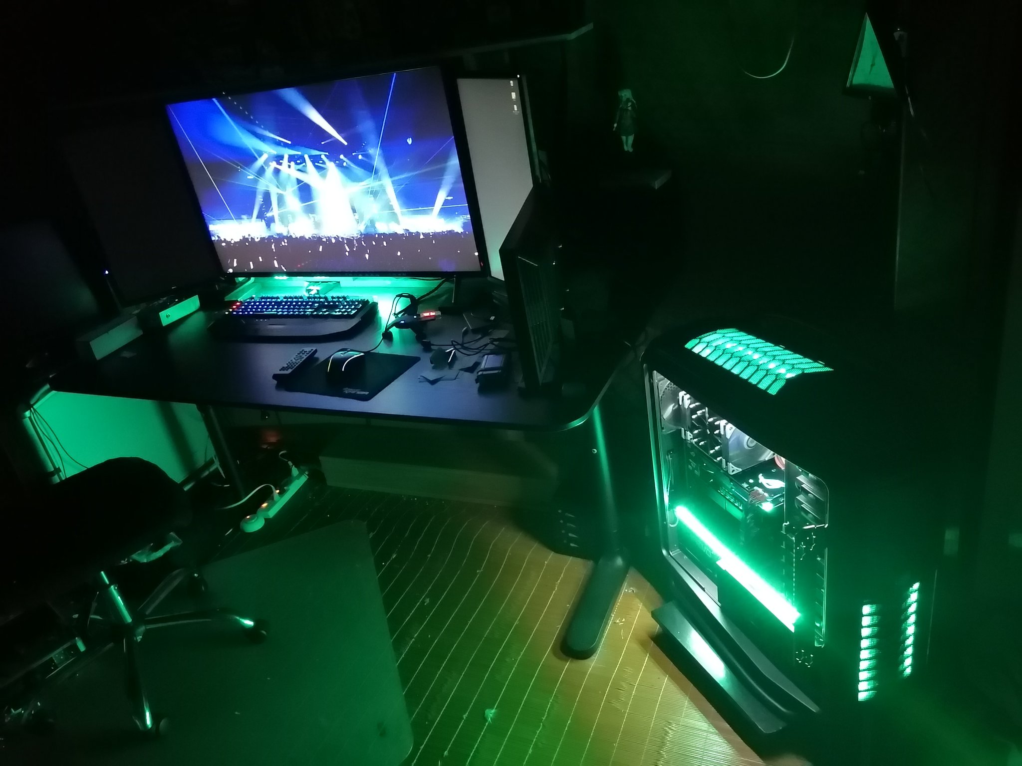 Synthesizeの日常 中身を魅せる 自作パソコン 夏なので何となくオープンにサイドパネル取りました アドレッサブルled最高です 光るグラボも良きかな T Co 5iuchk1hlw Twitter