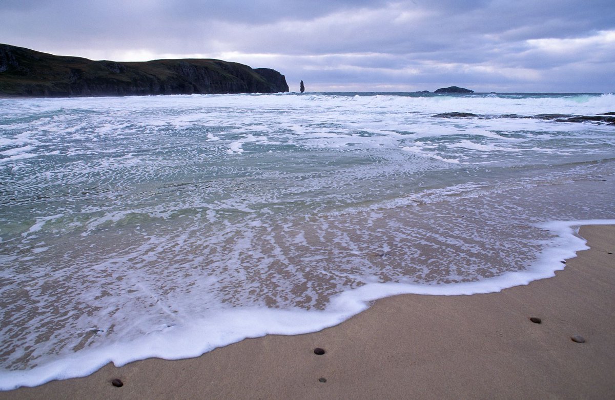 NatureScot's tweet photo. For those missing the sea shore, today's #virtualview from the archive is a peaceful scene at Sandwood Bay, Sutherland, in the far north-west of Scotland ๐ #bringingnaturetoyou #staylocal #YCW2020 https://t.co/tWydlqDehC