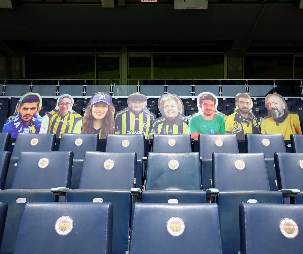 Fenerbahce's tweet photo. İhsan Teyzemiz ve bugün aramızda olmayan, sonsuza dek kalplerimizde yaşayacak olan taraftarlarımız da tribünlerimizde! 

Fenerbahçe için her zaman çok kıymetlisiniz... 💛💙 https://t.co/dIKafdxsYh