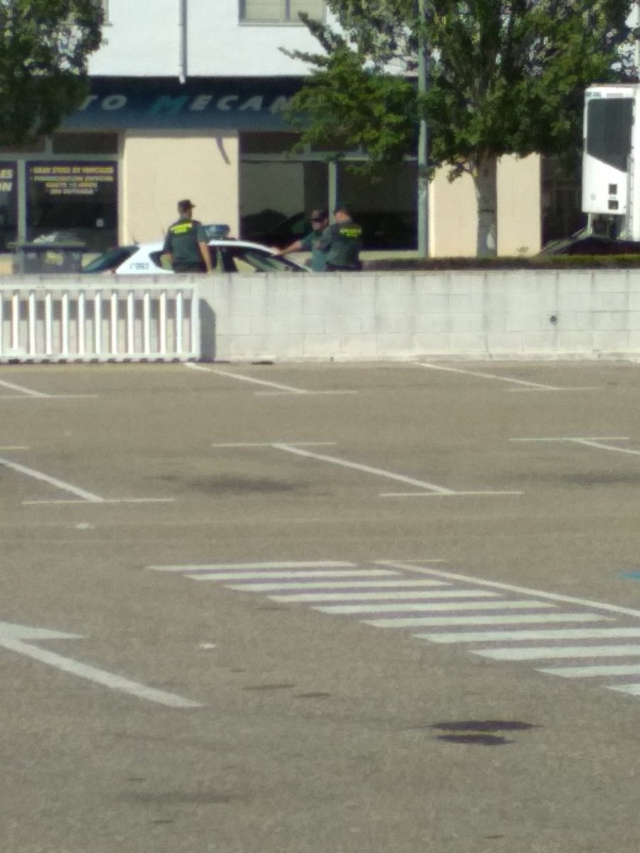 TelmoBrel's tweet photo. Qué pasará que misterios habra. Ahora se han movilizado al parking.
Sigan me para saber el desenlace. https://t.co/6TmyY2bohw
