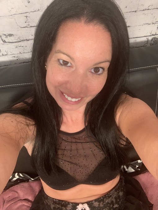 W&uuml;nsche euch einen sch&ouml;nen Abend . Du findest mich jeden Tag vor meiner Livecam 👄 https://t.co/6sQS4t7Z6r<a href="/tag/happy"class="tags"><span>#happy</span></a><a href="/tag/sun"class="tags"><span>#sun</span></a><a href="/tag/sundaymood"class="tags"><span>#sundaymood</span></a>