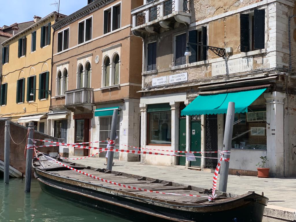 comunevenezia's tweet photo. 👮‍ #PoliziaLocale 👮

Sequestrati due natanti ad un locale a Cannaregio

➡ "Venivano utilizzati per ampliare la superficie per la somministrazione delle bevande ai clienti"

🔍 https://t.co/DGkxQvz2bH https://t.co/yAVUKDTiVF