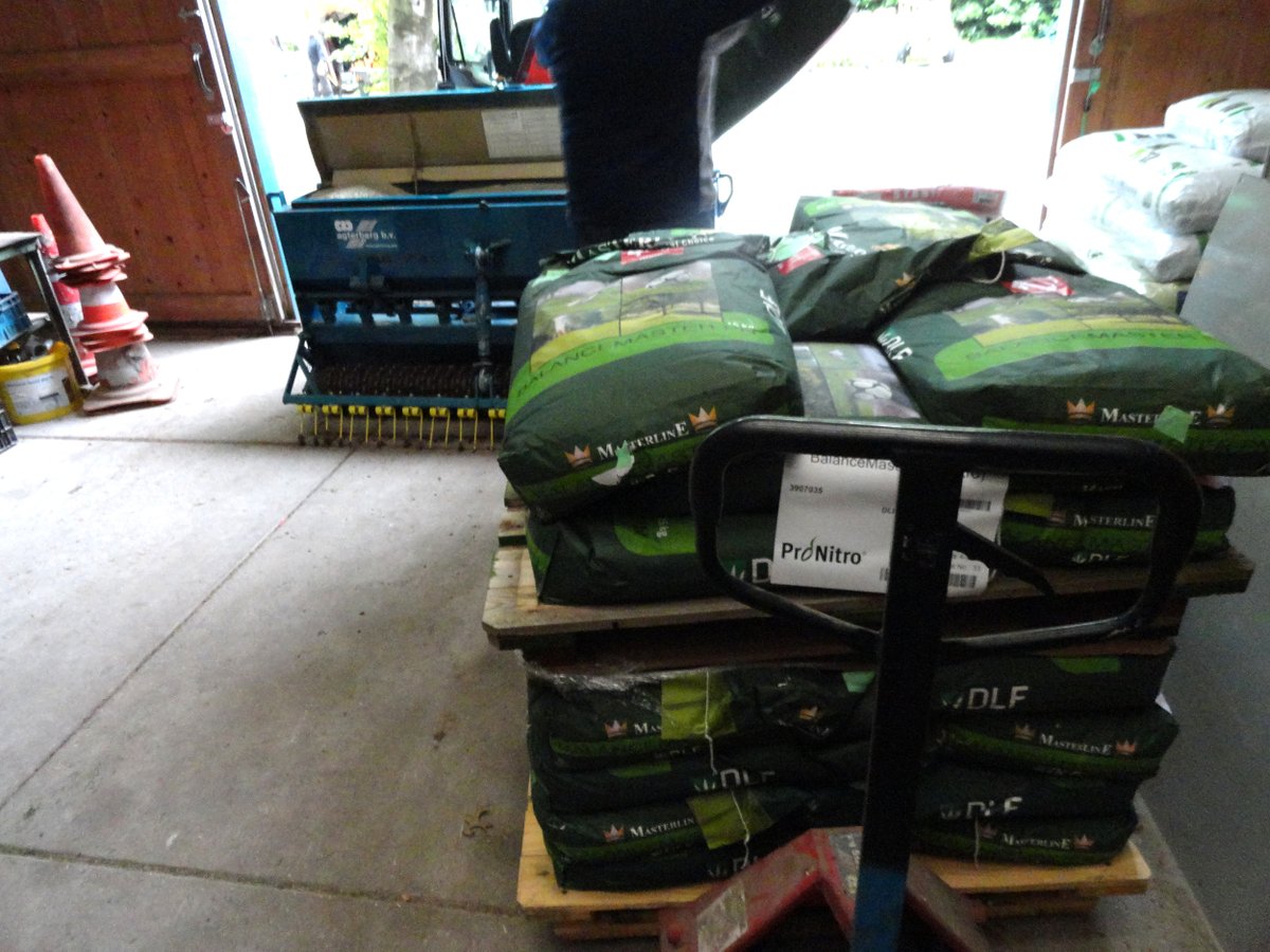 ProGrasSNL's tweet photo. Weer een hybrideveld waar door ervaringen in het verleden gekozen is voor een @dlf_nl mengsel met #4Turf. @AgterbergBV zaaide vandaag op de Herdgang bij PSV in met #BalanceMaster van #Masterline. https://t.co/pDAgYI95jX