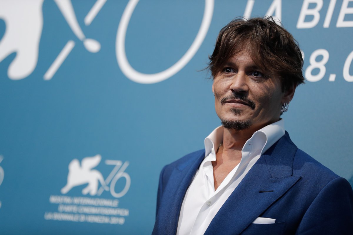 Happy birthday to #JohnnyDepp, pictured here during the photocall of #CiroGuerra's #WaitingForTheBarbarians, which premiered in #Competition at the #BiennaleCinema2019 #Venezia76!

#BiennaleMemories