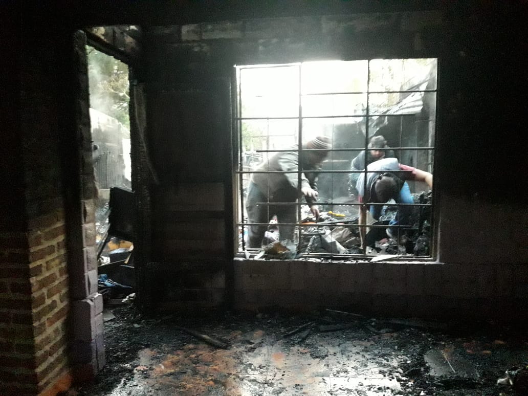 viejitogamer's tweet photo. A unos familiares de @TISANJ3D se les incendio la casa ☹️ y no son gente con guita. Quiero ayudar pero obviamente lo que yo aporte no es suficiente para nada, además de donar personalmente se me ocurre un torneo de CSGO a befenico.
Alguien tiene una idea mejor? 
Quién se apunta? https://t.co/fjLJryzdZr
