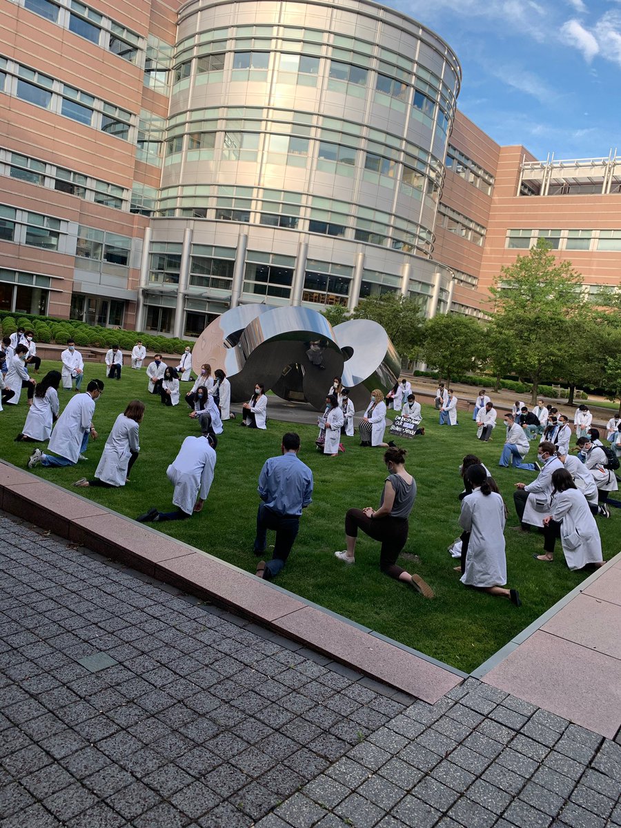 abbyWUim's tweet photo. 🤜🤛🏾😢💕🏳️‍🌈👩🏻👩🏿👩🏾👩👨🏾👨🏿‍🦱🧔🏻
Very #ProudPD today kneeling w our CleClinicMD CCIMRP residents &amp; faculty to honor #GeorgeFloyd &amp; #WhiteCoatsForBlackLives. 8min46s is a very long time. After we kneel, we stand, we act, we do better! Racism is a public health crisis.We stand for Justice. https://t.co/obhcw3NqTc