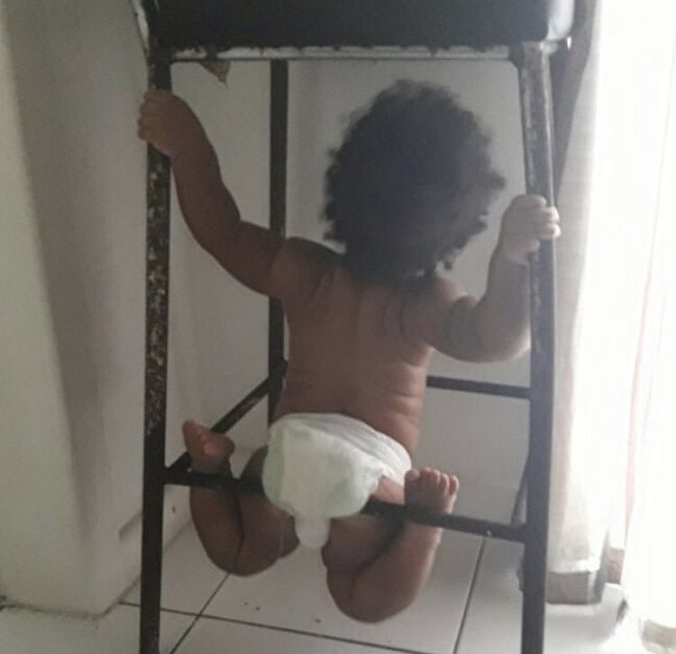 ohluti's tweet photo. Nunca esquecerei do dia que cheguei na sala e minha irmã estava presa na cadeira 😂 https://t.co/4dPksmu6d9