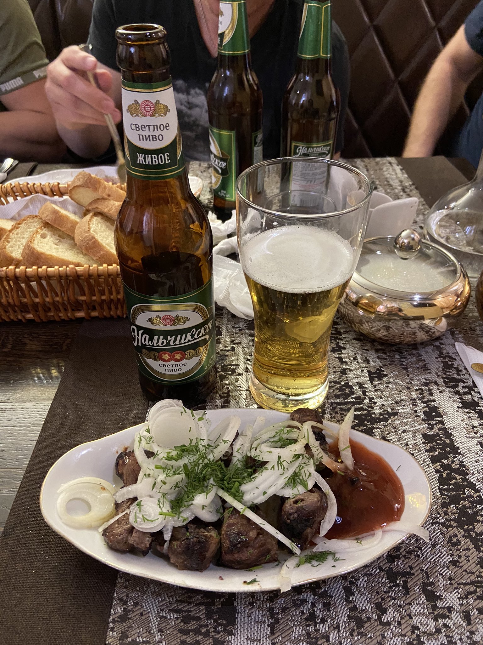 Шашлык на столе с пивом