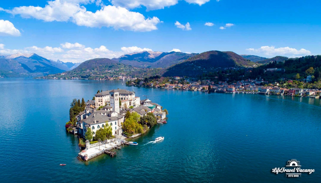 🅻🅸🅵🅴 🆃🆁🅰️🆅🅴🅻 🆃🆁🅸🅿️
Sul Lago d’Orta c’è una piccola isola, quasi interamente sovrastata da un monastero, nota ai più per una leggenda che unisce draghi e Santi. 
Si tratta dell’Isola di San Giulio, un atollo di 275 metri di lunghezza dominato dall'Abbazia Benedettina.
