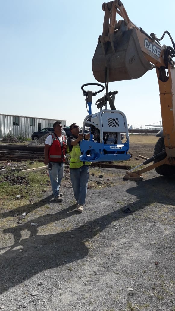 euromaquinaria's tweet photo. Entrega de Placa reversible CR5 #weberaweber en Aeropuerto CDMX Benito Juárez. #compactadora https://t.co/dNI1QHYayt