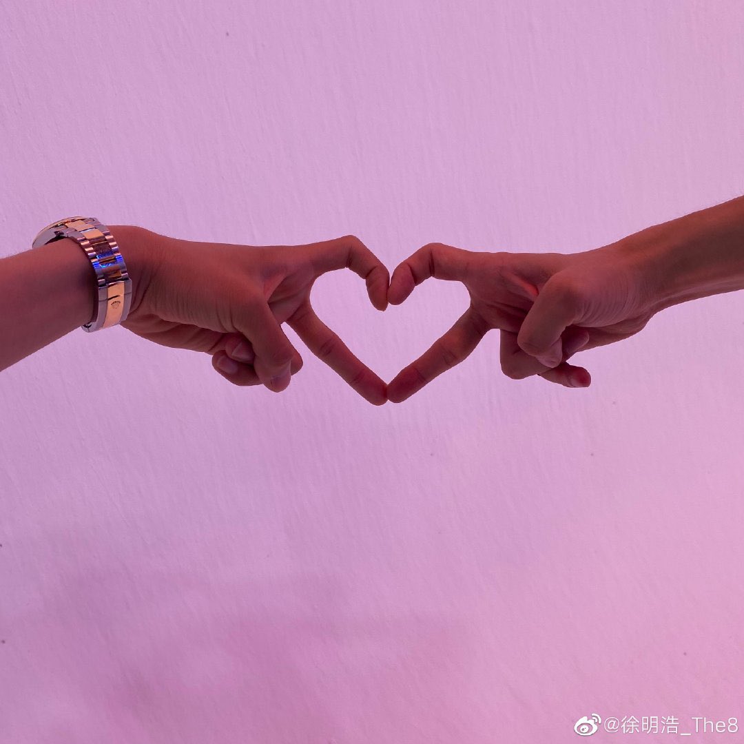 幻覚 中国時間0 00に投稿 顔は出さないハイレベルの匂わせ カップル顔負けの指ハート 文章は打たずにメンションとハッシュタグだけ どれをとっても私らの負けなんだよ