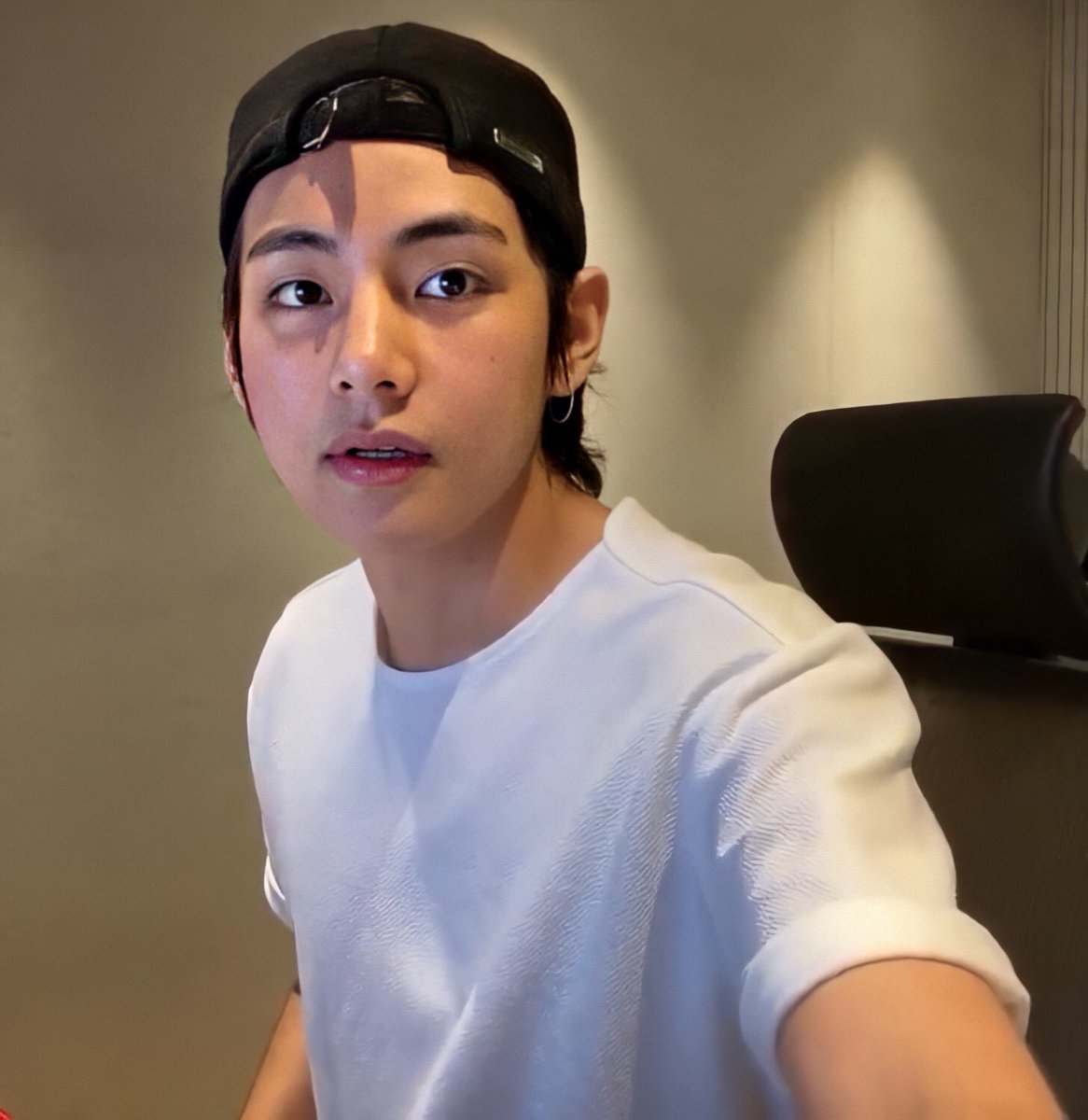 Taehoon04's tweet photo. Aku bener bener baru update nih!!! 
Yuk di check FF pertamaku. Cast nya kim Taehyung 💜💜💜
https://t.co/vQkzkRm6yO
#KimTaehyung #Taehyung https://t.co/y3MHSX2ofu