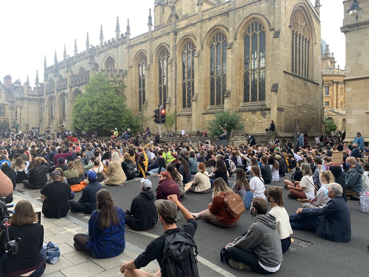 High Street in Oxford has been brought to halt by a sit-down protest against the Cecil Rhodes statue on Oriel College by #RhodesMustFall campaign.
