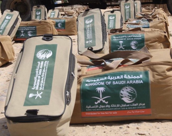 alekhbariyaFRA's tweet photo. Le Centre Roi Salman de Secours @KSRelief a distribué des abris d'urgence aux personnes touchées par les pluies torrentielles dans le gouvernorat de #Hadramout.Près de 80 sacs ont été distribués aux familles touchées dans le district de #Mayfa, au profit de 80 familles.
@KSRelief https://t.co/uiLMSwS5Vy