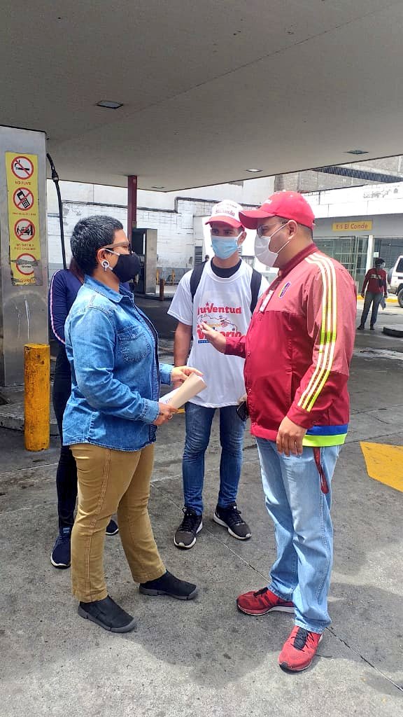 FNJPetrolera's tweet photo. #EsNoticia | Desde la #EESS El Conde en #Caracas acompañamos a la alcaldesa @ErikaPSUV en la supervisión del Plan de Regularización del Suministro de Combustible, donde pudimos constatar el buen desempeño de los #PDV_Bio
#MáximaConcienciaPorLaSalud
@NicolasMaduro
@TareckPSUV https://t.co/RLbb1Cded1