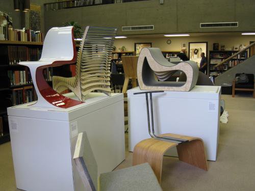 materiasomos's tweet photo. Dentro de la asignatura de "La Silla" dada por John Edmark en la Universidad de Stanford, los alumnos deben crear una silla innovadora desde 0.
Les dejamos algunos modelos que alumnos realizaron en cursos anteriores.
#JohnEdmark #TodosSomosMateria https://t.co/mZ2wLSv5CA