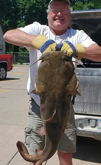 MuscatineIA's tweet image. When Muscatine Realtor, Rich Hartsock is not selling houses, he's catching these monsters! @iowadnr #IowaFish #IowaSummer #ItWasThisBig