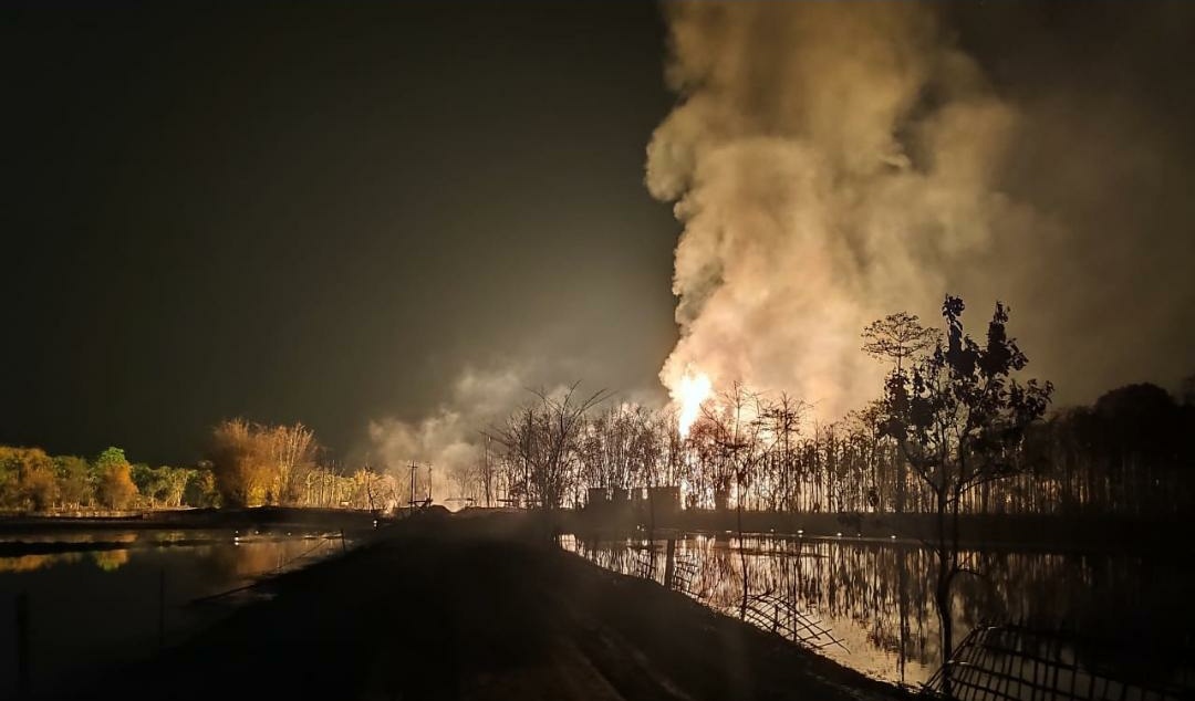 ElvinBaruah's tweet photo. I hate this classless National Media, they don't publish North East India News, this is sensitive news. @BJP4India @narendramodi see how Assam is burning now. This will be increasing in midnight. But @ONGC_ & @OilIndiaLimited become helpless @ArvindKejriwal #HateDiscrimination https://t.co/PAz66p1iUy