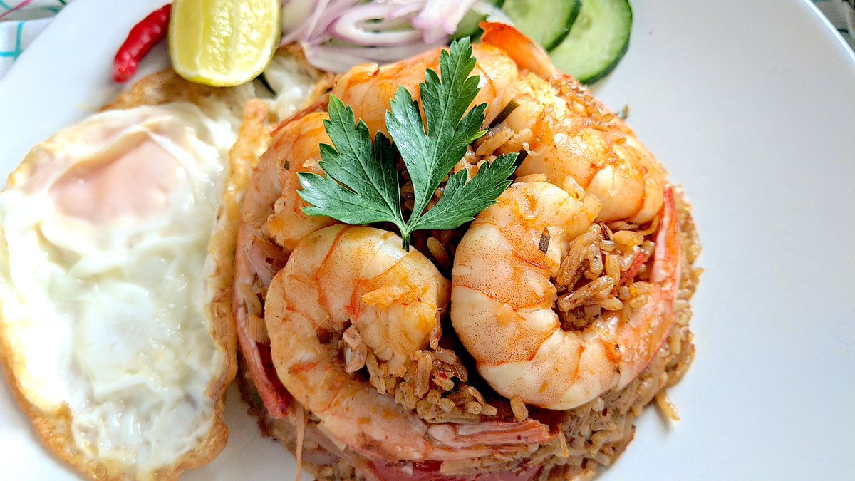 ChubbyWhale5's tweet photo. Savory, Spicy, Sour, Rich flavor in one dish: TOM Yum Fried Rice! 

Visual Recipe: https://t.co/99b4lTyxgc

#tomyumfriedrice #friedrice #tomyum #recipe #thaifood #cookingathome #yummy #Foodie #Rice https://t.co/yM0TR49WKt