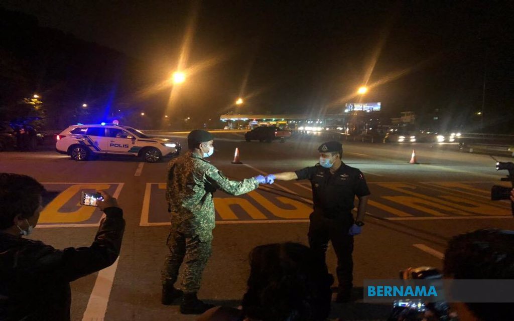 Ed_Kushahrin's tweet photo. Sekatan jalan raya rentas negeri dihentikan mulai tengah malam ini.

A BIG THANK YOU to our @PDRMsia &amp; ATM! 💪

#TQFrontliners
#StaySafeEveryone
#KitaJagaKita
#KitaPastiMenang
#ProudtobeMalaysian

💪🇲🇾❤

Credit Image by @bernamadotcom https://t.co/qJrD2mu6Eb