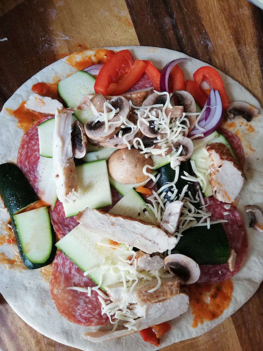 LILIJAKMA's tweet photo. @jns_san Amelie loves making jigsaw . We also try to decorate the  pizza by ourselves. She thought it looks like a happy old man. Haha https://t.co/F93OVwM8kz