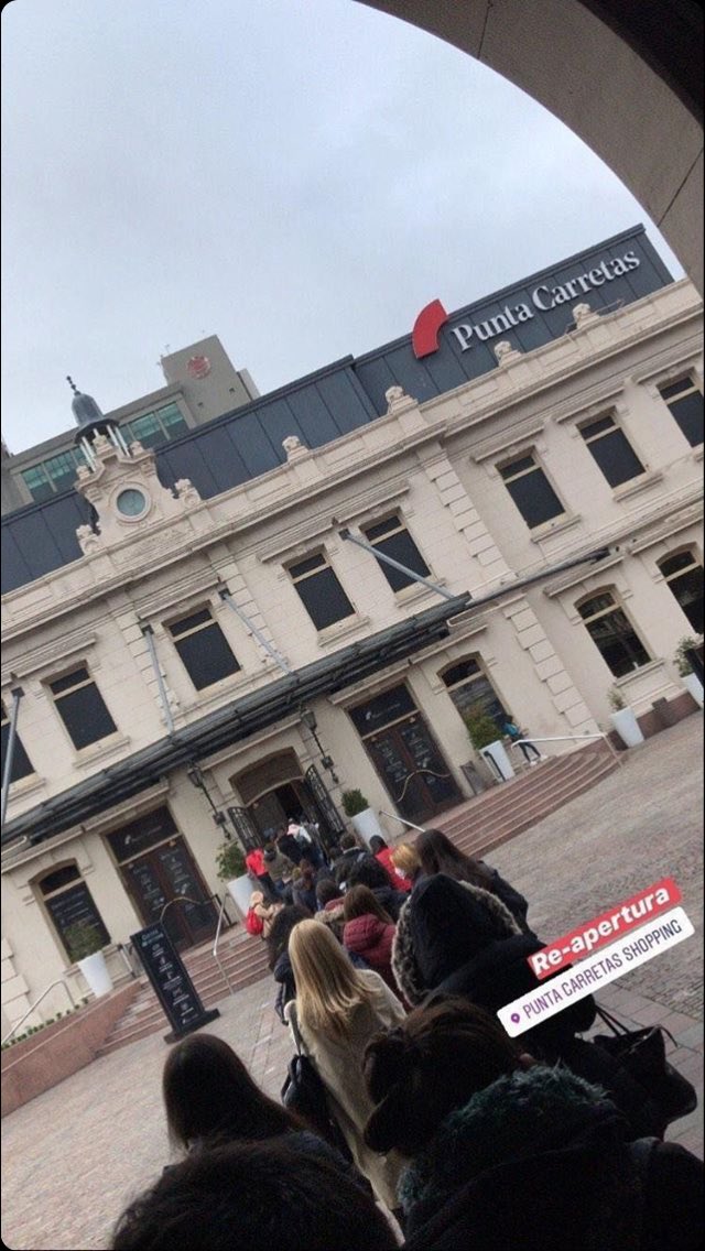facumontero99's tweet photo. Me llega esta imagen por privado. Lamentable que reabran los shopping y que no reanuden el fútbol. Enserio es más riesgoso un partido a puertas cerradas que un centro comercial? https://t.co/MKAVZkdJip