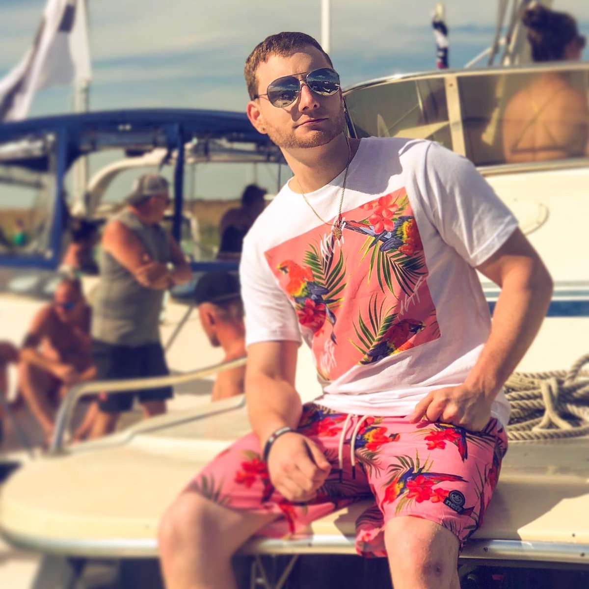 Mannn...I been makin cheap outfits look moderately affordable since forever 🤣 MAJOR shout out to my guy sunscreen for holdin me down ☀️⛵️ Real Speech©️
#boat #michigan #party #muscamootbay