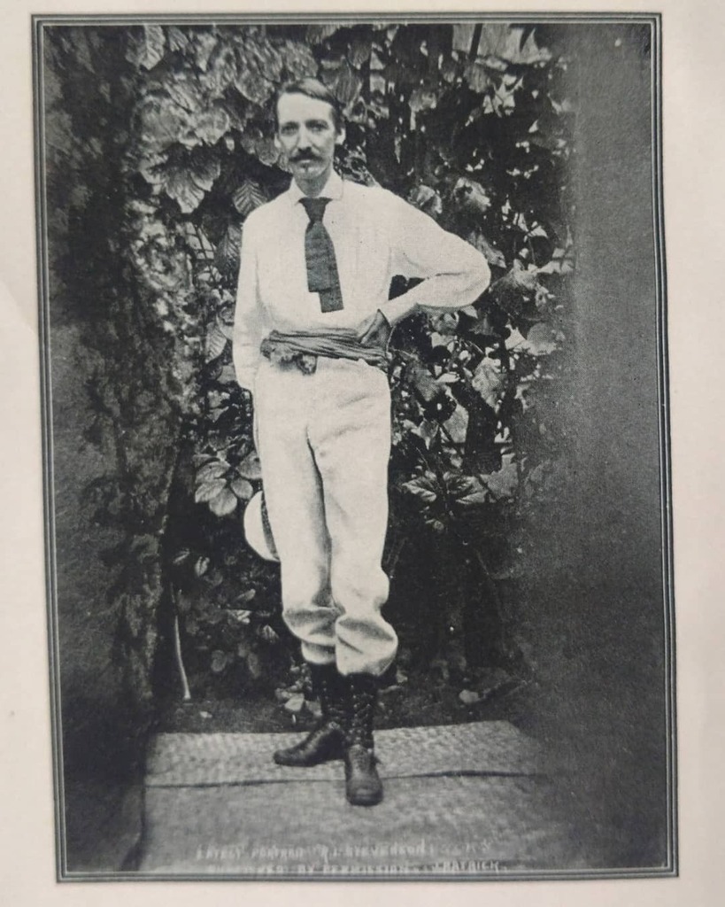 marksweeneyjr's tweet photo. Island wear goals #RobertLouisStevenson #Tusitala #Samoa #SummerReading https://t.co/j6JsUQVSoj https://t.co/SGoJt2KaH0