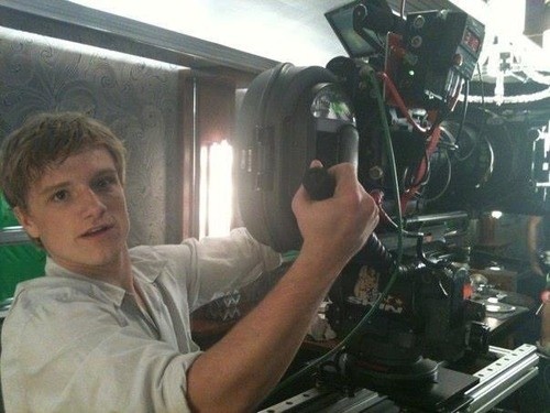 btsluvya7's tweet photo. josh hutcherson as peeta mellark appreciation tweet https://t.co/lrJcZxJqXf