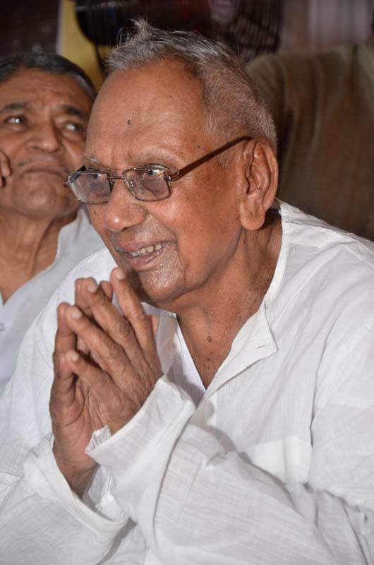 supriya_sule's tweet photo. सर्वोदयी,गांधी-विनोबावादी कार्यकर्ते, जिल्हा परिषद ते संसद असा राजकीय प्रवास असणारे माजी खासदार सदाशिवराव ठाकरे यांचे निधन झाले.त्यांच्या रुपाने जनतेच्या प्रश्नांची जाण असणारे,तत्त्वनिष्ठ व व्रतस्थ व्यक्तीमत्त्व काळाच्या पडद्याआड गेले.(१/२) https://t.co/Qom8mBrRvu