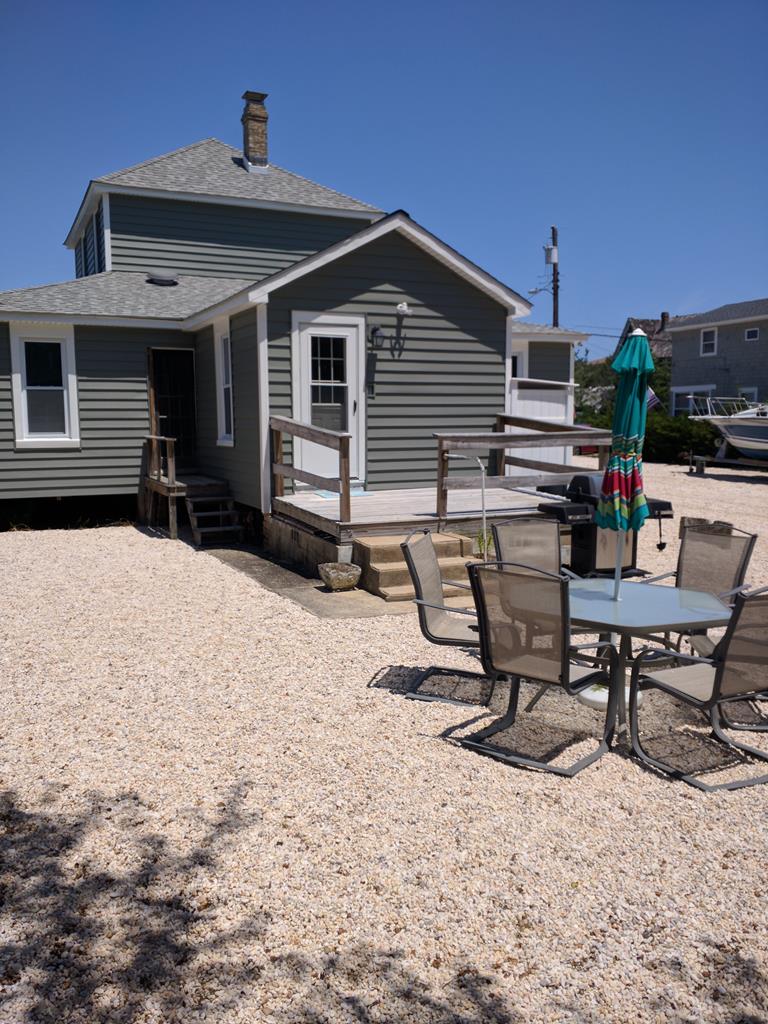 5 bedroom 2 bath #LBI #vacationrental in #SprayBeach. More info mancinirealty.com/featured-listi… Sleeps 10. #longbeachisland #jerseyshore #lbiregion <a href="/mancinirealty1/">Mancini Realty</a>