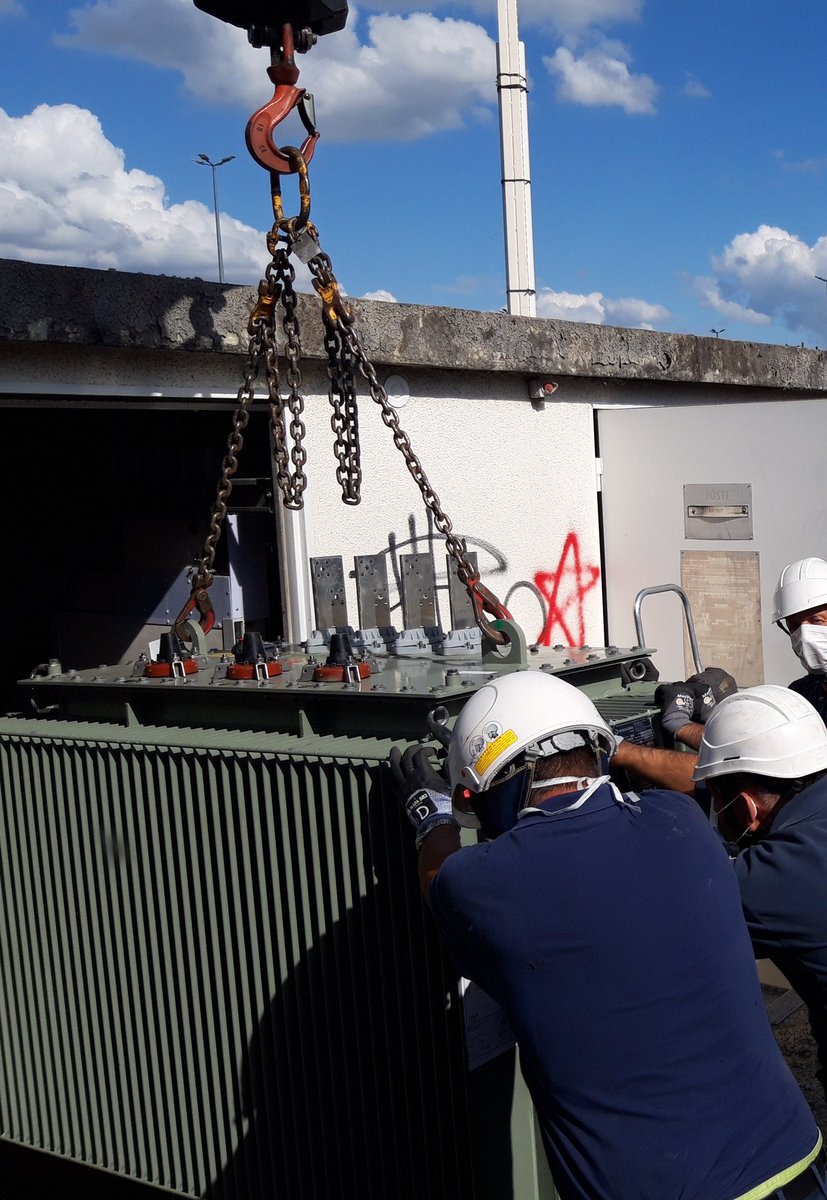 Pour accompagner l’agrandissement du centre commercial #Leclerc à #Beynost dans l’#Ain, <a href="/enedis/">Enedis</a> 👷🏻‍♂️ remplace un transformateur électrique, et cela, sans aucune coupure ⚡️ des commerces 👌. #servicepublic #enedis <a href="/Departement_AIN/">Département de l'Ain</a>