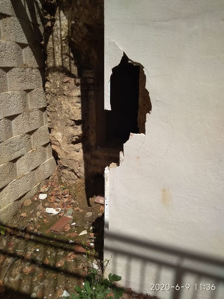 ACFDELSOL's tweet photo. NUEVOS ACTOS DE VANDALISMO EN EL PARQUE DE LA MUELA. 
Estos ataques salvajes no cesan, desgraciadamente, en nuestro pulmón verde que, a pesar de su juventud y belleza, sigue gravemente enfermo. La fotografía muestra el ataque salvaje y despiadado a un muro de nuestra Fuente. https://t.co/KcQ84j291b