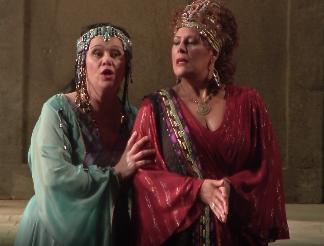 Virada02's tweet image. Que #Radvanovsky y #DIntino son buenas, incluso muy buenas, cantantes no lo discute nadie.
Que las han vestido como dos amas de casa de Ohio camino de una fiesta de disfraces de su club, tampoco.

Y menos mal que en el segundo acto le dijeron "bájate la manga izquierda, Sondra"