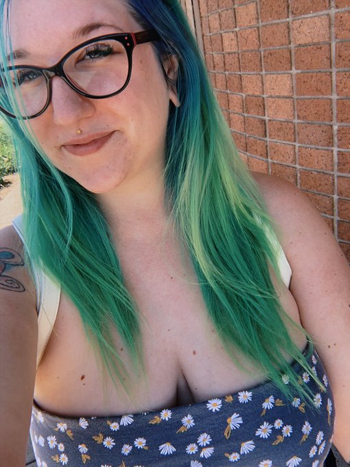 Hi i got glasses 🤓  What y&rsquo;all think ? https://t.co/lMOJLyZ78b<a href="/tag/hohoho"class="tags"><span>#hohoho</span></a>