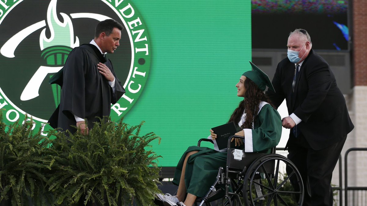DMNGregRiddle's tweet photo. Amid a pandemic, Prosper's Lexie Bell is battling a rare cancer that may prevent her from playing college softball. She is undergoing chemotherapy.
This is the inspirational story of an 18-year-old who graduated with a community and @MLB stars behind her.

https://t.co/8YtsYZmGTR https://t.co/OwRFAofMz5