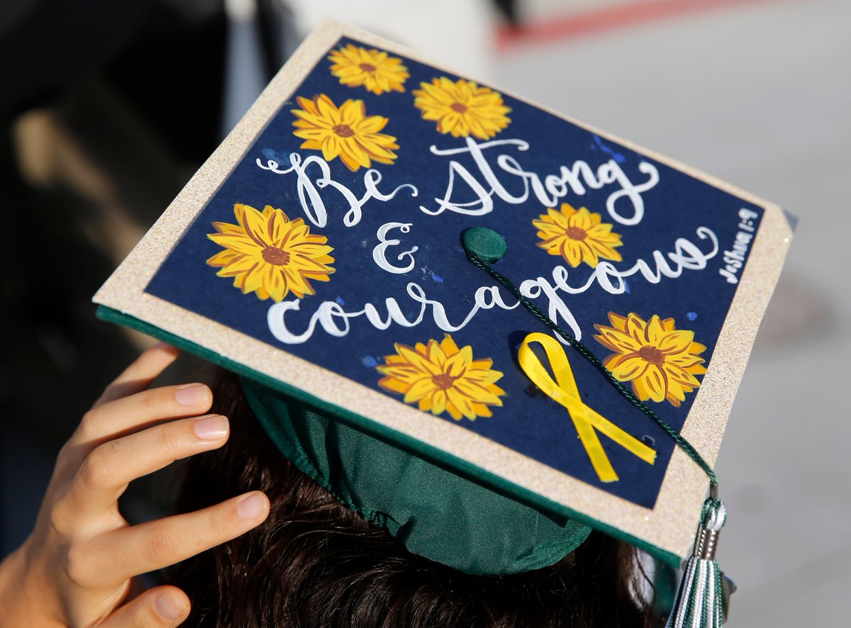 DMNGregRiddle's tweet photo. Amid a pandemic, Prosper's Lexie Bell is battling a rare cancer that may prevent her from playing college softball. She is undergoing chemotherapy.
This is the inspirational story of an 18-year-old who graduated with a community and @MLB stars behind her.

https://t.co/8YtsYZmGTR https://t.co/OwRFAofMz5
