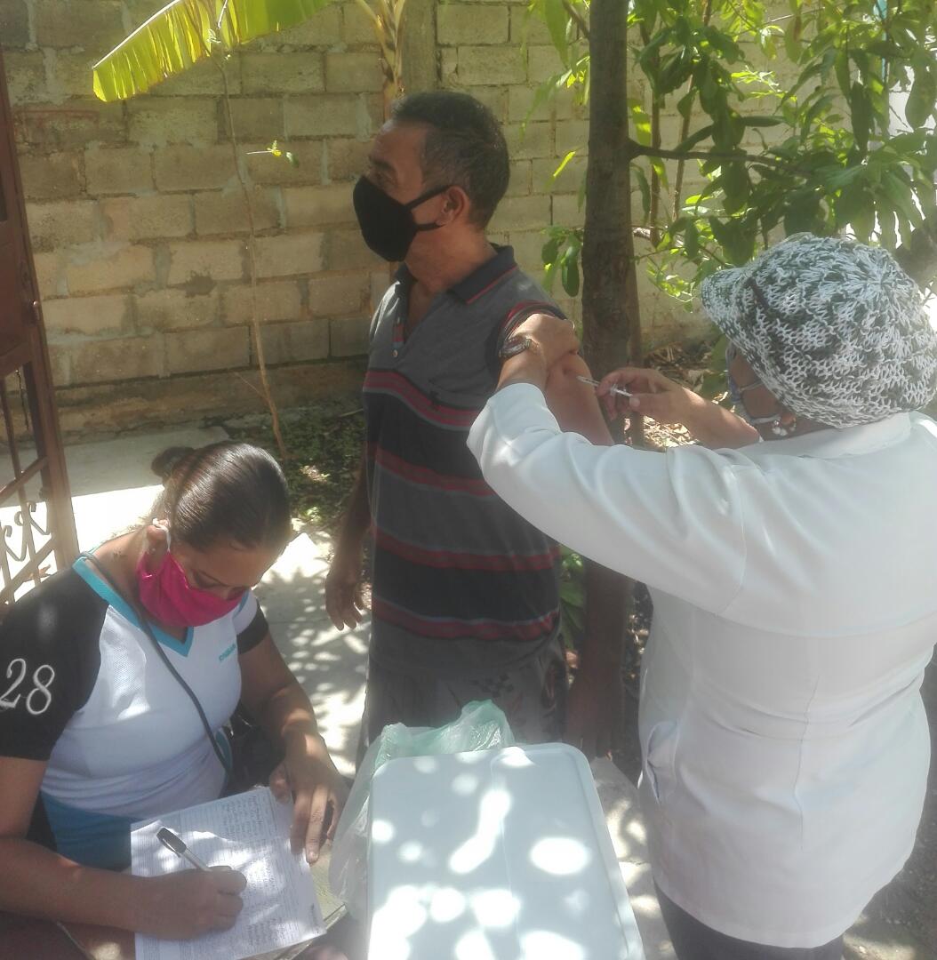DiegoIbarraMsv's tweet photo. #08Juni En el Municipio Diego Ibarra se realizó jornada de vacunación en la comunidad el Cujizal con la participación del Movimiento Somos Venezuela, Clap, Consejo Comunal y la Milicia.
#MSVDiegoIbarraImparable https://t.co/xt9qpTnJi3