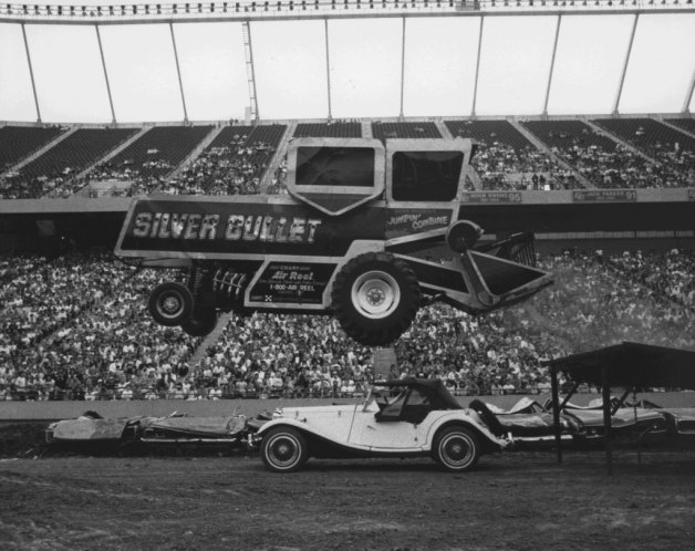 MachineryPete's tweet photo. 2 yrs ago this month I posted blog about Silver Bullet Flying Combine from back in late '80's, performed at rodeos and fairs jumping classic cars. Now found owner of '76 International 2 Ton truck that hauled it around the country. Cool piece of ag history! https://t.co/W8TfUERBXL https://t.co/4qO0nrtWhR