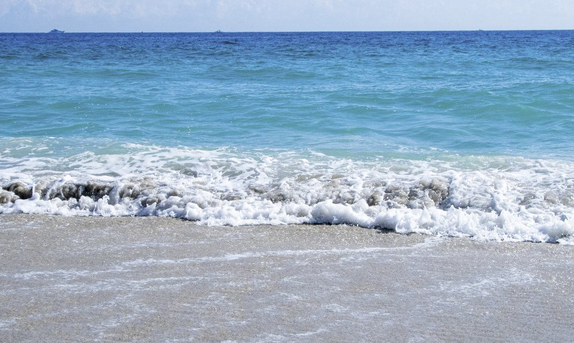 Walking on the beach is so calming, listening to the ocean waves crashing to the sand! 

What are you some of your favorite things about #beachdays? #SunTowerVacations