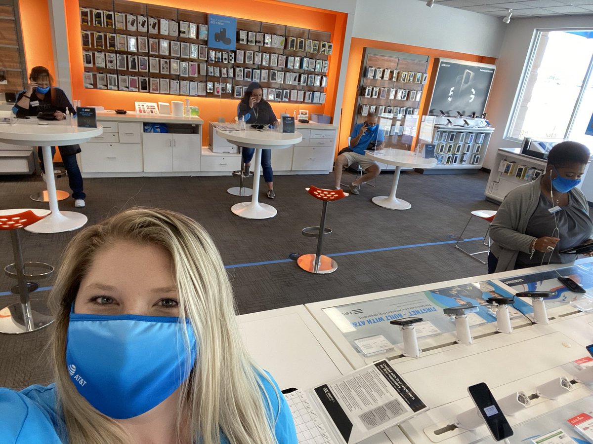 LinleyHeller's tweet photo. The Independence team is on the hunt for biz & CRUshing this #KAMOblitz #ATT #LifeAtATT #H4N1 #WeKAN https://t.co/AQdfPuS8Uz