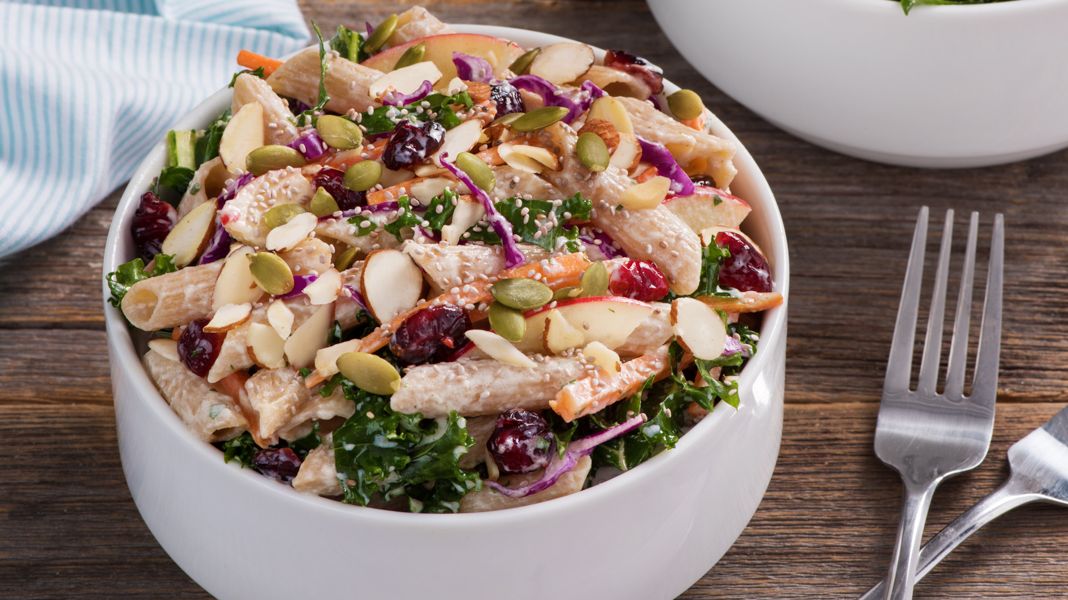 sharethepasta's tweet photo. Looking for a light, yet hearty pasta salad to whip up for dinner during these summer evenings? Try out this power crunch #pastasalad from #PastaFits. It’s packed with superfoods like kale and chia to fill you up, but still only 250 calories! https://t.co/TzaKutc3dV https://t.co/myOHpLb3fx