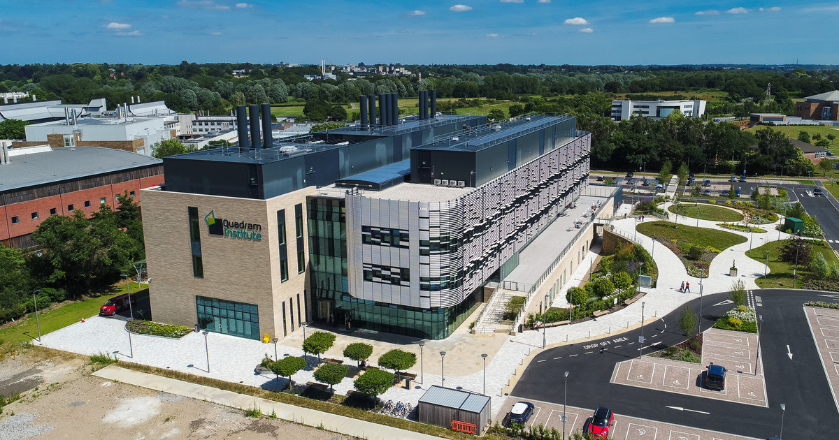uniofeastanglia's tweet photo. The Quadram Institute in #Norwich is one of 16 UK labs sequencing #coronavirus genomes 👏 

@UeaMed and QI's @Justin_OGrady and PhD student @AlexJTrotter showed @BBCwestcott the important work we're doing at @TheQuadram to sequence the genome: https://t.co/Lk2KM15vhO https://t.co/Gjjdze0Gl1