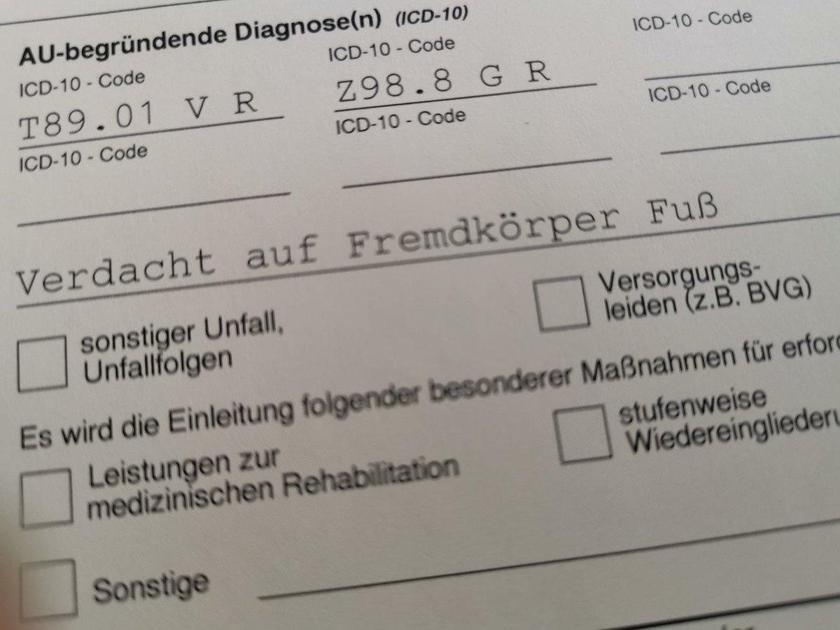 ulicactus's tweet photo. Nach 50 Jahre war das jetzt mal dran! Was Corona nicht geschafft hat. Kaktus im Fuß?
Ergebnis: Ulrich Haage ruhiggestellt, mit Couch &amp; Cat
Fremdkörper? 🤔
Was sollte daran denn fremd sein?
Ein halbes Jahrhundert lebe ich schon auf der Cactusfarm. Jetzt der erste Kaktus-Unfall. https://t.co/81pN4ZnOly