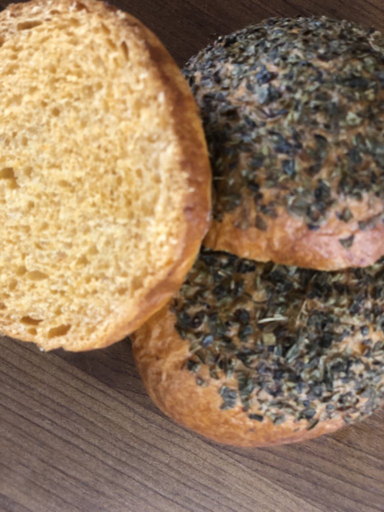CremitaDaniel's tweet photo. Pan de hamburguesas 🍔 de tomate frito casero con orégano 
Y aún piensas que es un producto de tu INMAGINACION!!!!! https://t.co/2k9VOiSaKN