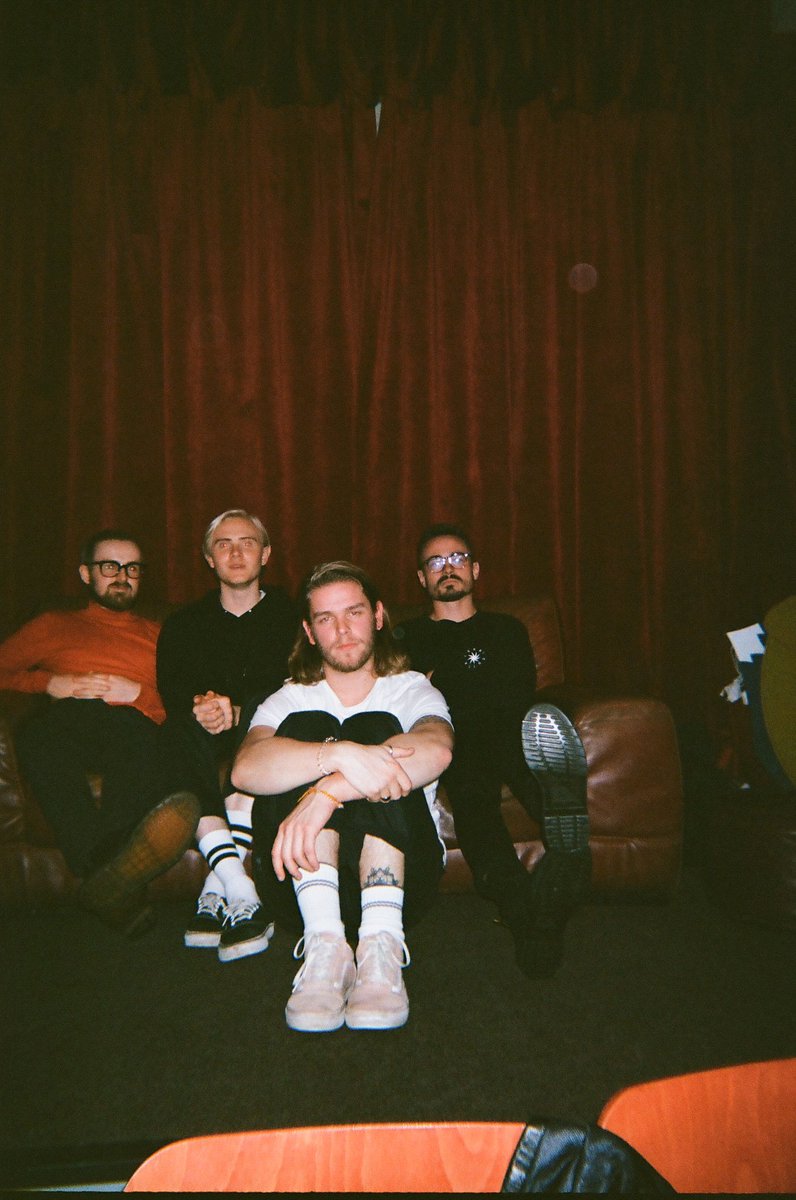 realmakefriends's tweet image. New single out on Friday, look how excited we all are!

Pre-save “Knowing Makes It Worse” here 👉 makefriends.ffm.to/knowingmakesit…